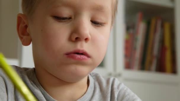 Niño en edad preescolar, sosteniendo lápiz y teniendo tos. Hace frío. — Vídeo de stock