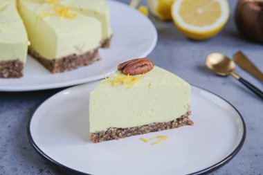 Ev yapımı limonlu çiğ vejetaryen keki. Hindistan cevizi sütü, tereyağı, kaju fıstığından yapılmış sağlıklı bir tatlı.