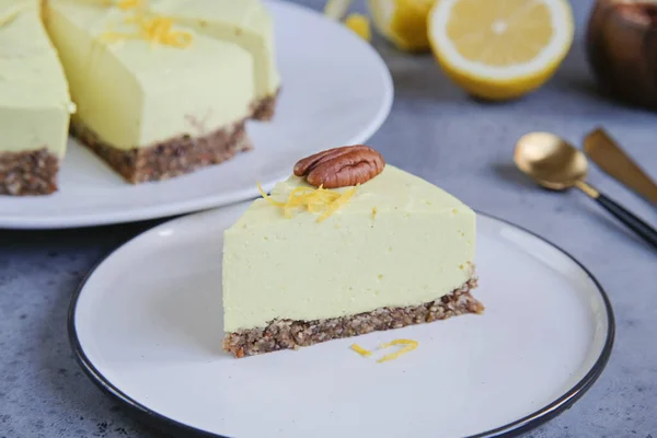 Ev yapımı limonlu çiğ vejetaryen keki. Hindistan cevizi sütü, tereyağı, kaju fıstığından yapılmış sağlıklı bir tatlı.