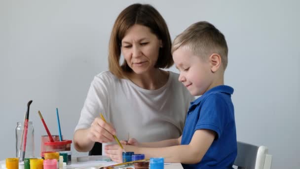 Kleiner Junge lernt Online-Zeichnen mit seiner Mutter über das Internet mit Blick auf Laptop, Fernunterricht, — Stockvideo