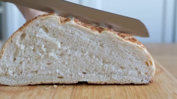 Jemand schneidet frisch gebackenes weiches Brot aus nächster Nähe — Stockvideo