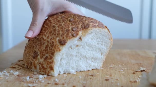 切割新烘焙的软面包的女性手，关门 — 图库视频影像