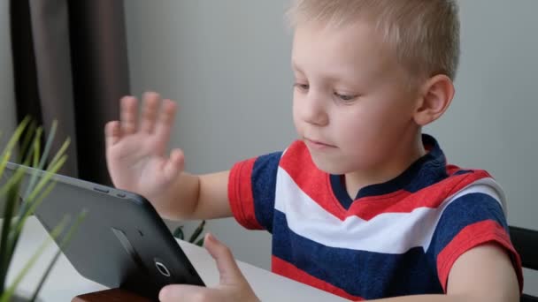 Sevimli okul çocuğu biriyle sesli arama yoluyla konuşuyor, bilgisayardan öğreniyor, uzaktan eğitim kavramı — Stok video