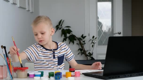 Kleiner Junge lernt Online-Zeichnen via Internet mit Blick auf Laptop, Fernunterricht, — Stockvideo