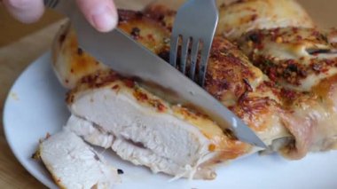 Ahşap bir arka planda kesilmiş kızarmış tavuğun yakın çekimi.