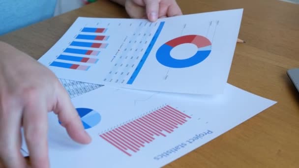 Man werkt met business diagramm op kantoor, close-up — Stockvideo