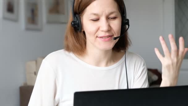 Mujer en la oficina del hogar con ordenador portátil, webcam y consultoría de conversación a través de llamada de voz, centro de llamadas. Webinar en línea — Vídeos de Stock