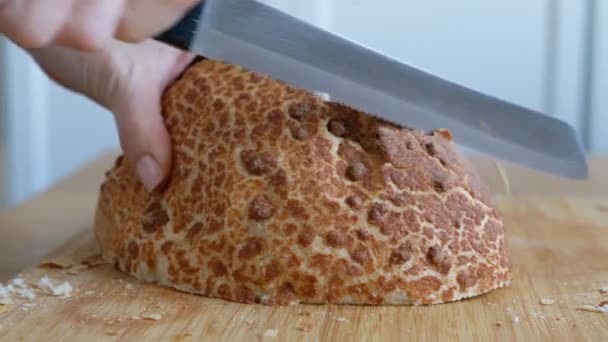 Jemand schneidet frisch gebackenes weiches Brot aus nächster Nähe — Stockvideo