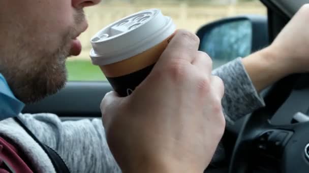 МОСКВА, РОССИЯ - МАЙ 2020: Человек, пьющий кофе из McDonalds за рулем автомобиля — стоковое видео