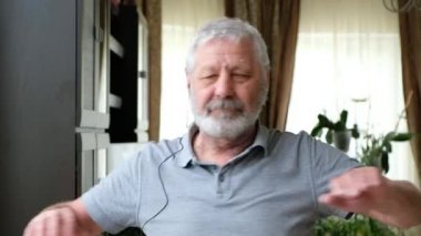 Son sınıf öğrencisi evde spor yapıyor, sağlıklı bir yaşam tarzı.