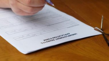 Birisi işsizlik parası başvuru formu dolduruyor. Kapat.