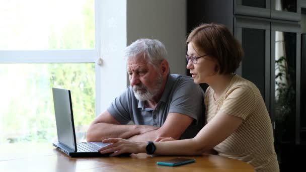 Père aîné heureux grand-père et adulte fille adulte, l'aidant avec l'ordinateur — Video