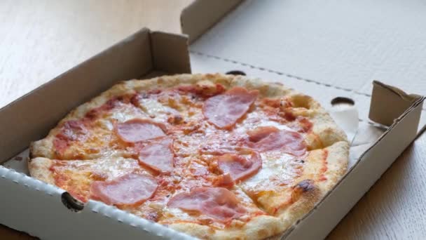 Дети руки принимая кусок горячей вкусной итальянской пиццы из открытой коробки, службы доставки продуктов питания — стоковое видео