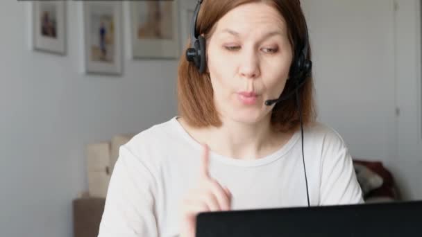 Mujer en la oficina del hogar con ordenador portátil, webcam y consultoría de conversación a través de llamada de voz, centro de llamadas. Webinar en línea — Vídeos de Stock