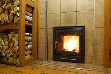 Yapay ışık altında ahşap yakma ile soba.