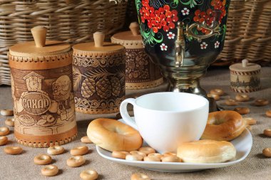 Semaver, kupa, pasta ve mutfak eşyaları.