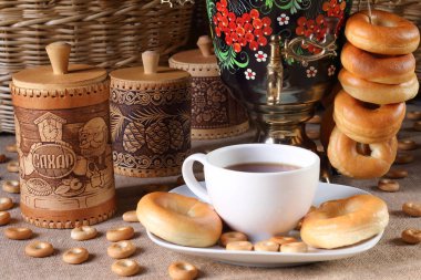 Bir bardak çay, kek ve mutfak eşyaları.