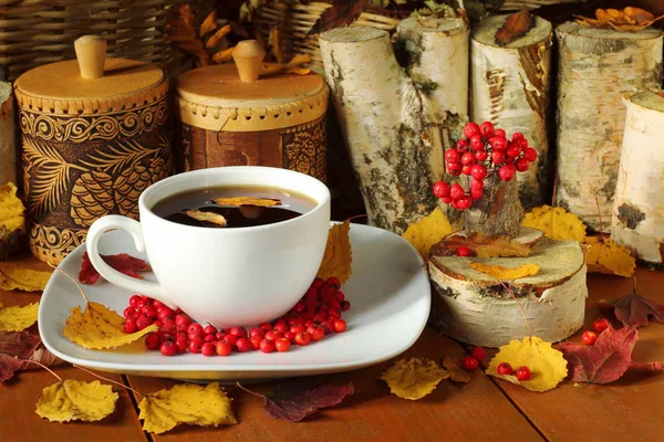 Sonbahar natürmort oluşur çay bardağı, meyveler, üvez, sonbahar yaprakları ve ev gereçleri.