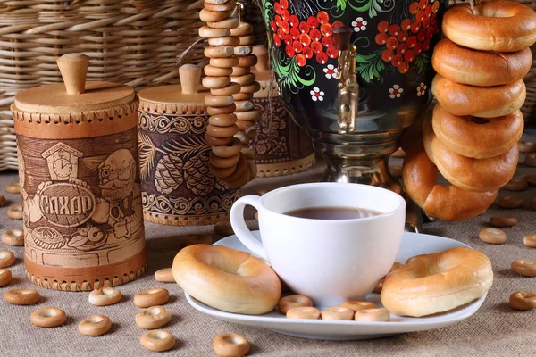 Semaver çay, bir bardak alır ve masada simit vardır.