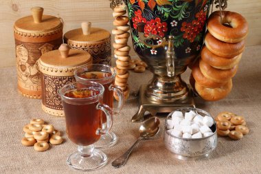 Simit ile bir semaver çay.