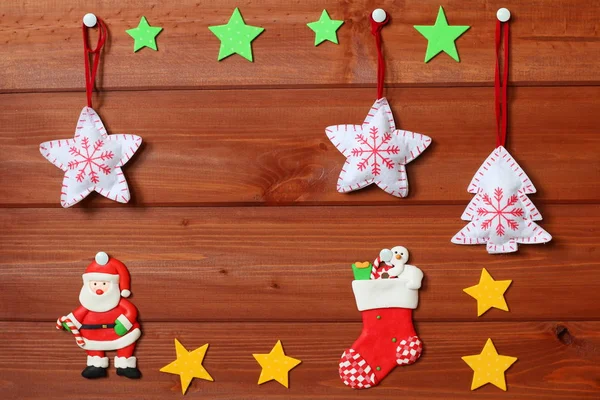 Рождественские и новогодние украшения на деревянном фоне. — стоковое фото