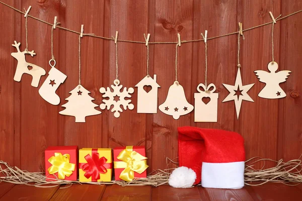 Decoración de Año Nuevo y Navidad sobre un fondo de madera oscura . — Foto de Stock