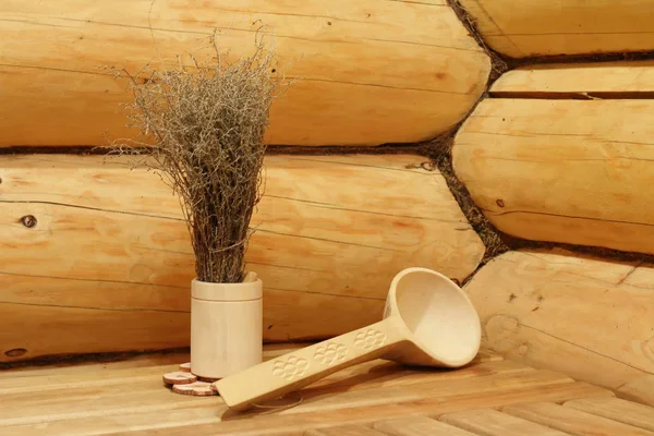 Dry sagebrush for steaming and a wooden ladle in a Russian bath. — Stock Photo, Image