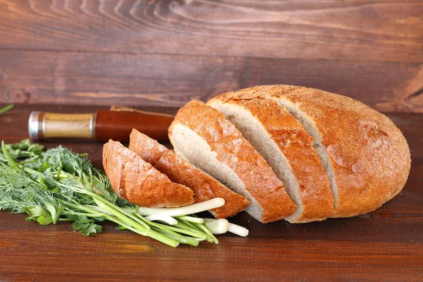 Pan de centeno y verduras están sobre la mesa sobre un fondo de madera oscura. Un estilo rústico . — Foto de Stock