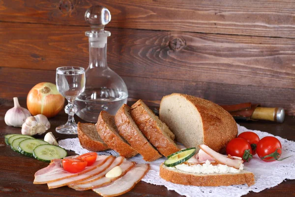 Masada meze, sebze ve votka bir sürahi vardır. Rustik tarzı.