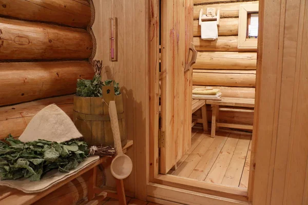 Rosyjska sauna. Wnętrze, kąpiel naczynia i akcesoria. — Zdjęcie stockowe