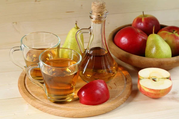 Sidra de manzana y fruta sobre fondo de madera . — Foto de Stock