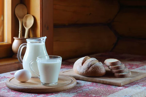 우유와 빵의 유리. — 스톡 사진