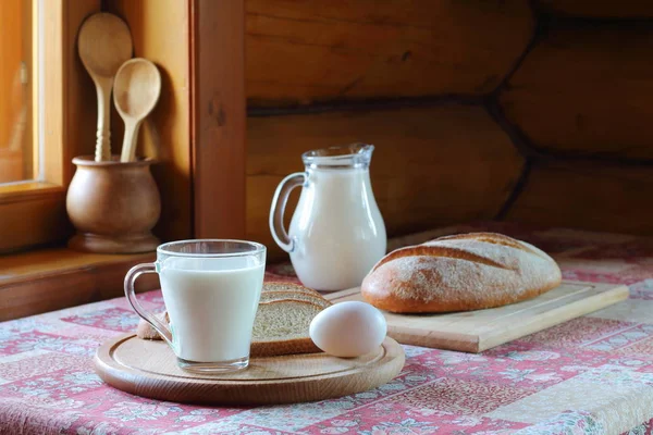 Um copo de leite e pão . — Fotografia de Stock