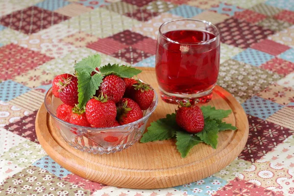 Fresas frescas y vaso de bebida de fresa . —  Fotos de Stock