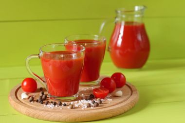 Bir cam taze domates suyu.