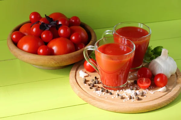 Свежий томатный сок в стеклянных кружках . — стоковое фото