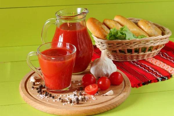 Свежий томатный сок в стеклянной кружке . — стоковое фото