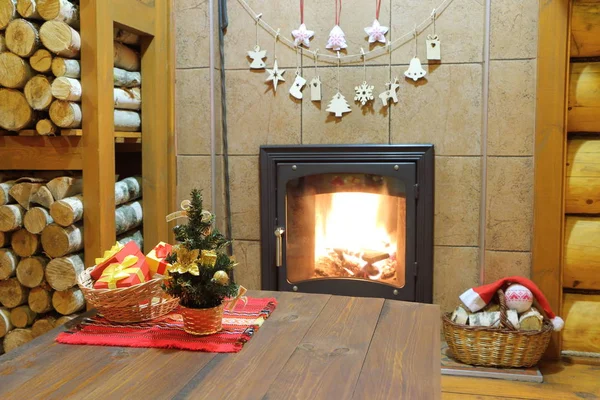 Weihnachts- und Neujahrsdekoration und ein Holzofen. — Stockfoto