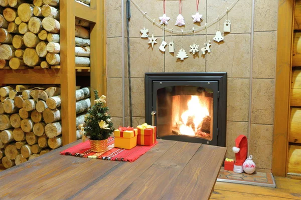 Weihnachts- und Neujahrsdekoration und ein Holzofen. — Stockfoto