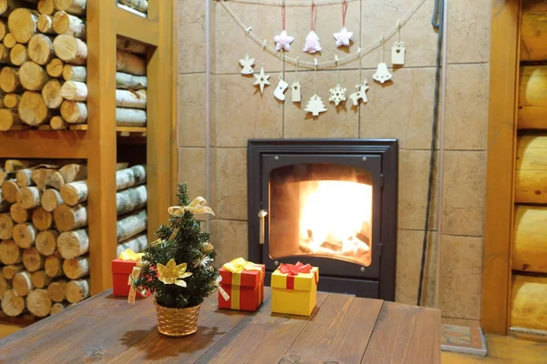 Weihnachts- und Neujahrsdekoration und ein Holzofen. — Stockfoto