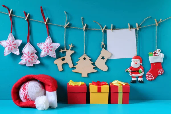 Decoraciones de Navidad y Año Nuevo hechas de madera contrachapada y fieltro colgando de la cuerda . —  Fotos de Stock