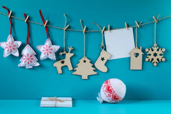 Decoraciones de Navidad y Año Nuevo hechas de madera contrachapada y fieltro colgando de la cuerda . —  Fotos de Stock