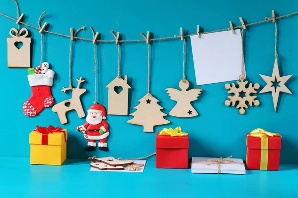 Decoraciones de Navidad y Año Nuevo hechas de madera contrachapada colgando de la cuerda . —  Fotos de Stock