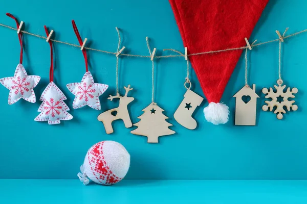 Decoraciones de Navidad y Año Nuevo hechas de madera contrachapada y fieltro colgando de la cuerda . —  Fotos de Stock