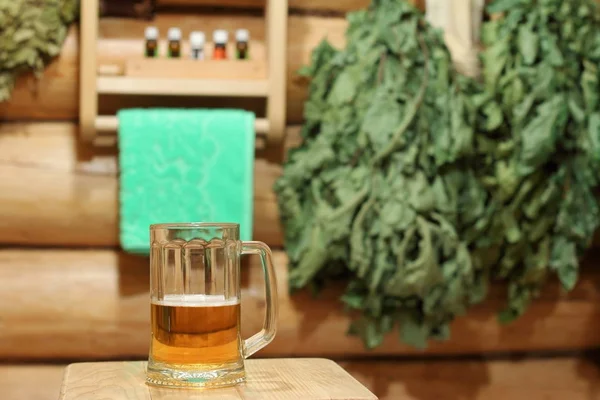 A mug of beer in the interior of the bath. — Stock Photo, Image