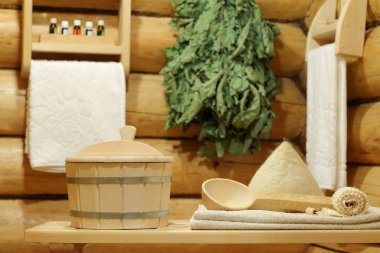 İç bir sauna ve banyo aksesuarları.