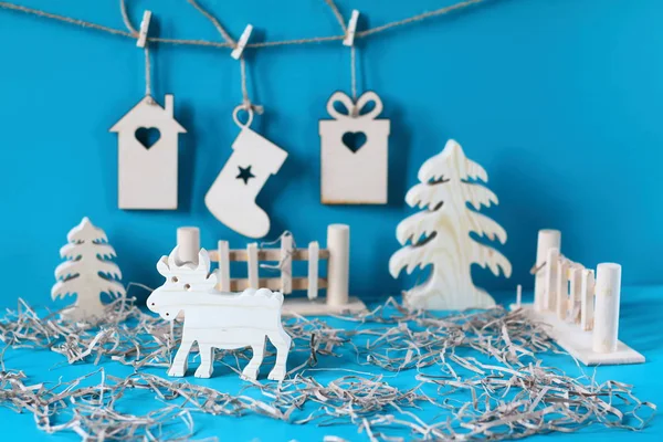 圣诞节背景下的木制动物雕像 — 图库照片
