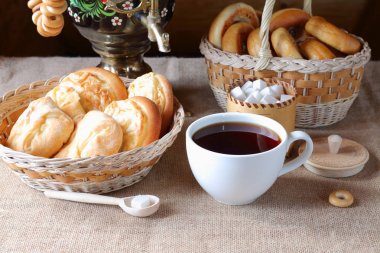 Bir semaver ve hamur işleri bir sepet içinde Rus çayı.