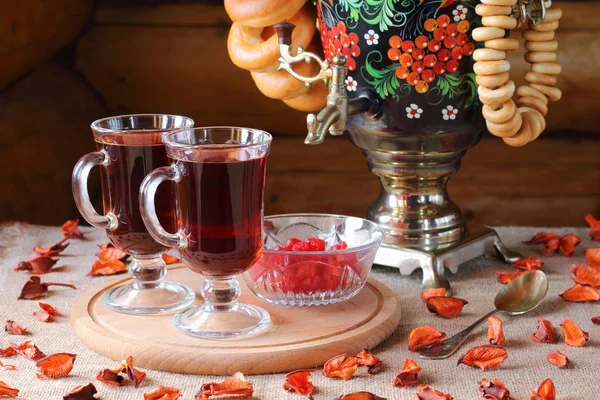 Rus çay bir simit ile bir semaver.
