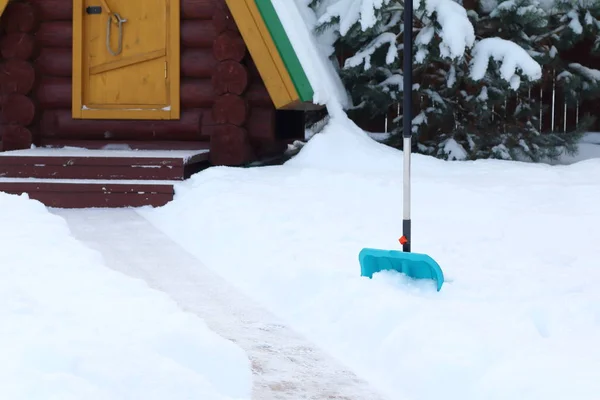 Eine Schaufel Zur Schneeräumung Steht Einer Schneewehe Vor Dem Hintergrund — Stockfoto